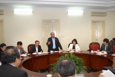 越南政府副总理阮春福主持召开座谈会。